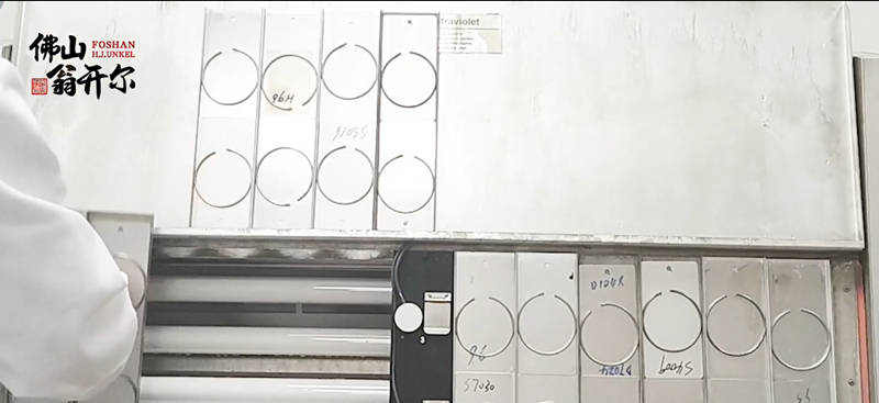 取下QUV老化箱中所有樣品支架，放在一邊