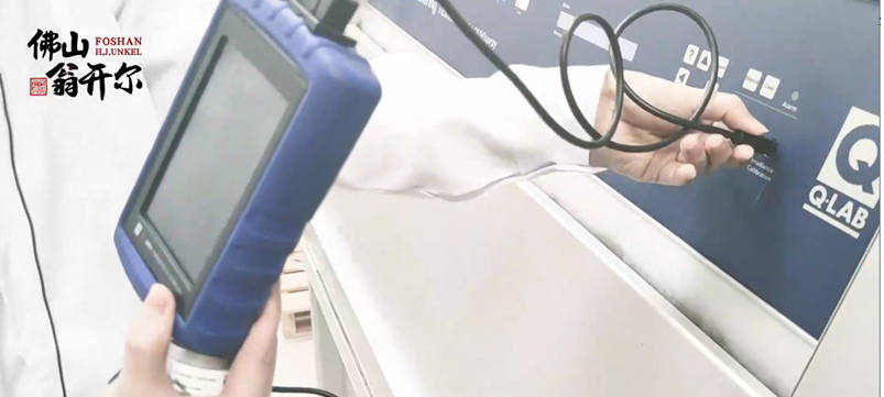 undefined 將智能傳感器插入QUV紫外熒光老化試驗(yàn)箱控制面板上的USB接口