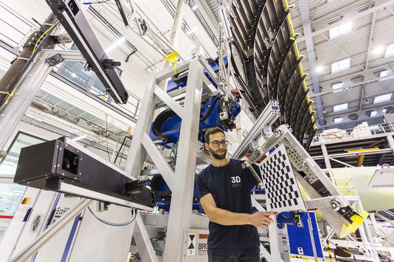 空客AIRBUS公司使用3D大結構測量系統(tǒng)對飛機側殼進行3D測量