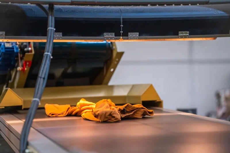 圖 5：PICVISA 機(jī)器由集成NIR高光譜相機(jī)高光譜成像技術(shù)，可確保對(duì)纖維和顏色的無(wú)數(shù)組合進(jìn)行準(zhǔn)確分類(lèi)