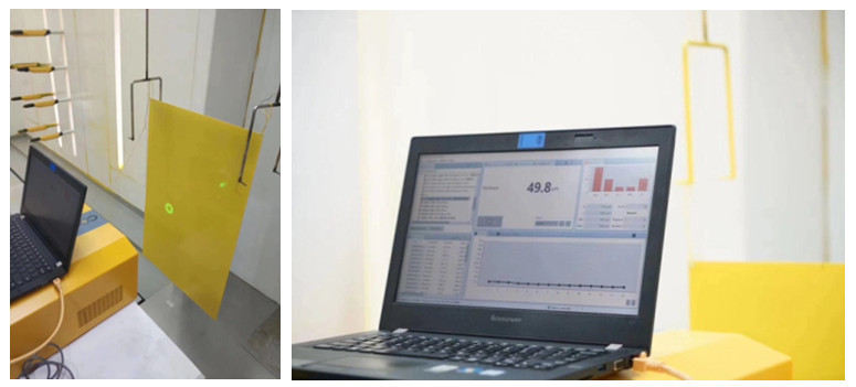 使用涂魔師在線測(cè)厚儀非接觸無(wú)損測(cè)量噴涂后未固化的樣品，即時(shí)得出干膜厚度