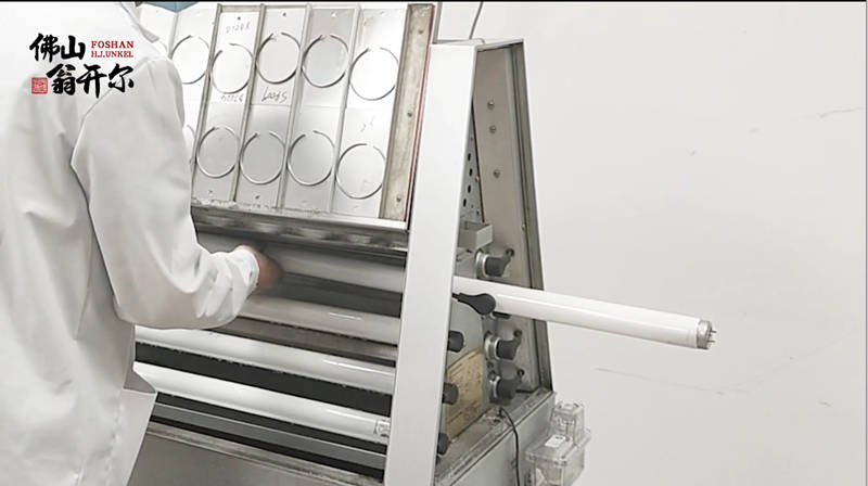 握住燈管，然后小心地將其滑到一端，直到將其從燈泡墊圈中拉出