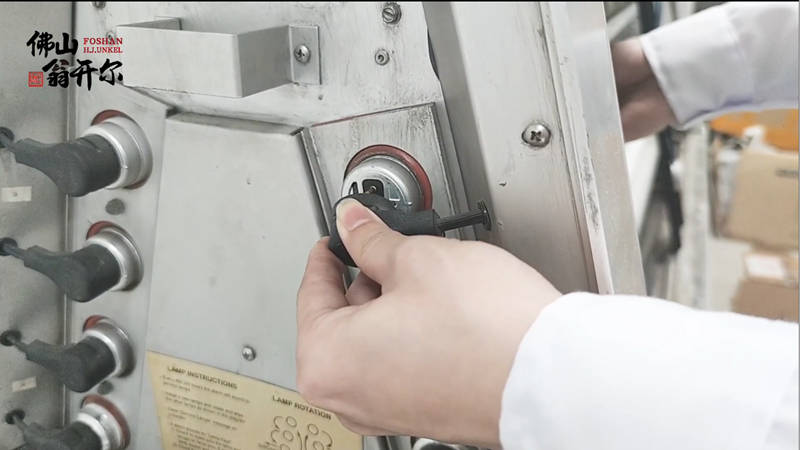 更換新的燈管后，重新連接燈管和左右兩邊的觸頭