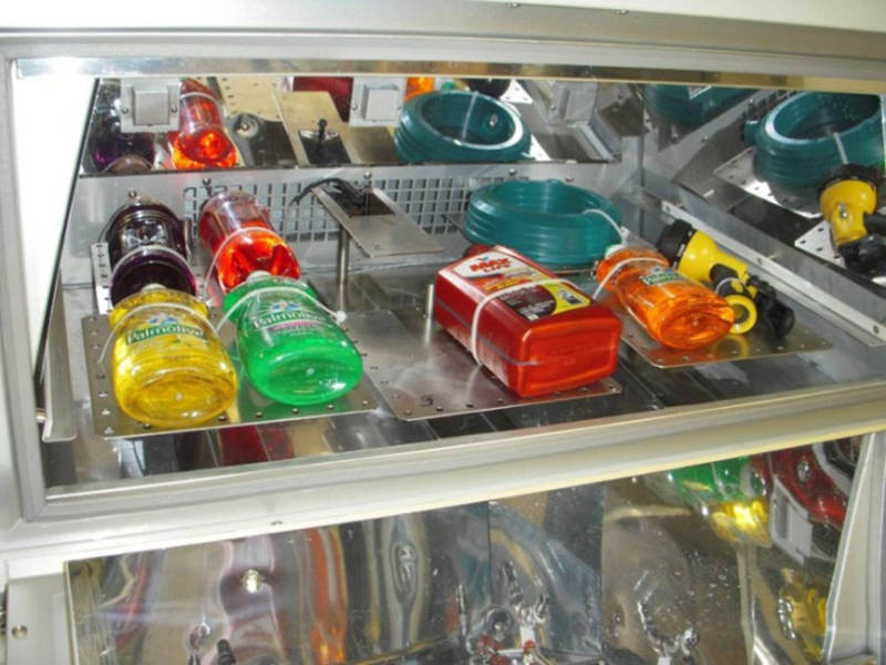 塑料罐在Q-SUN氙燈老化試驗(yàn)箱中進(jìn)行加速老化測試