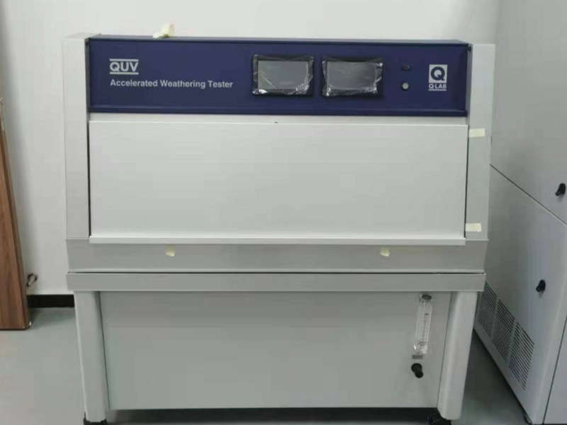 undefined 橡膠傳送帶熒光紫外燈老化試驗(yàn)箱客戶安裝現(xiàn)場